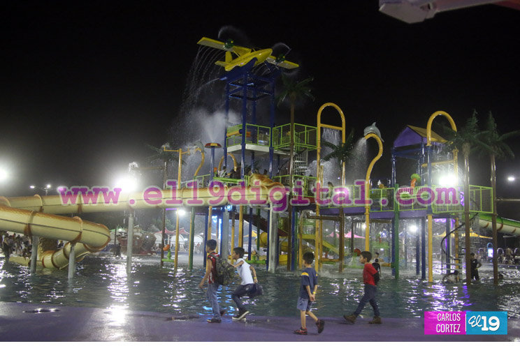 Familias disfrutan de la tranquilidad, seguridad y sano esparcimiento de Parque Acuático