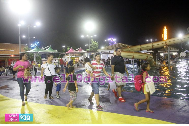 Familias disfrutan de la tranquilidad, seguridad y sano esparcimiento de Parque Acuático