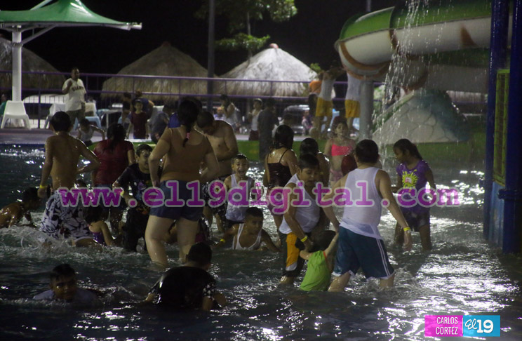 Familias disfrutan de la tranquilidad, seguridad y sano esparcimiento de Parque Acuático