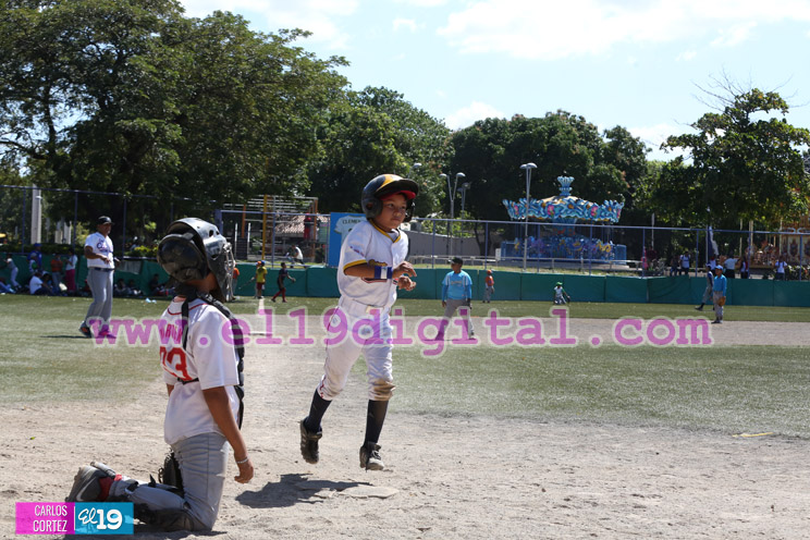 Niños de Managua juegan béisbol para homenajear a Roberto Clemente