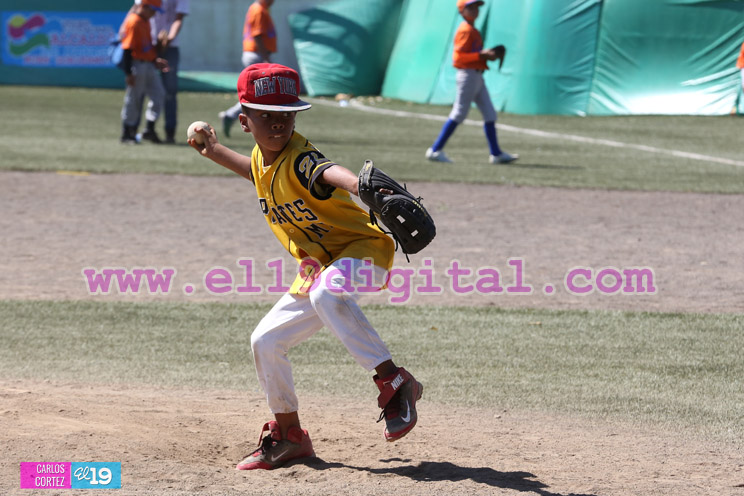 Niños de Managua juegan béisbol para homenajear a Roberto Clemente