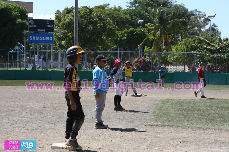 Niños de Managua juegan béisbol para homenajear a Roberto Clemente