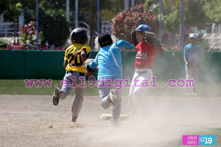 Niños de Managua juegan béisbol para homenajear a Roberto Clemente