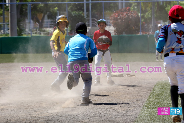 Niños de Managua juegan béisbol para homenajear a Roberto Clemente