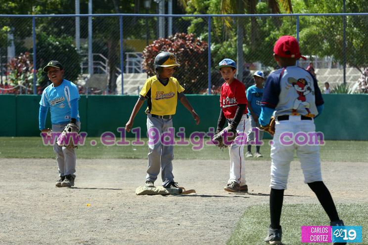 Niños de Managua juegan béisbol para homenajear a Roberto Clemente