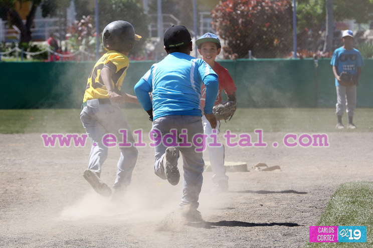 Niños de Managua juegan béisbol para homenajear a Roberto Clemente