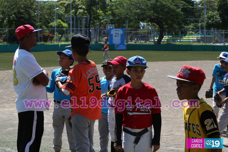 Niños de Managua juegan béisbol para homenajear a Roberto Clemente