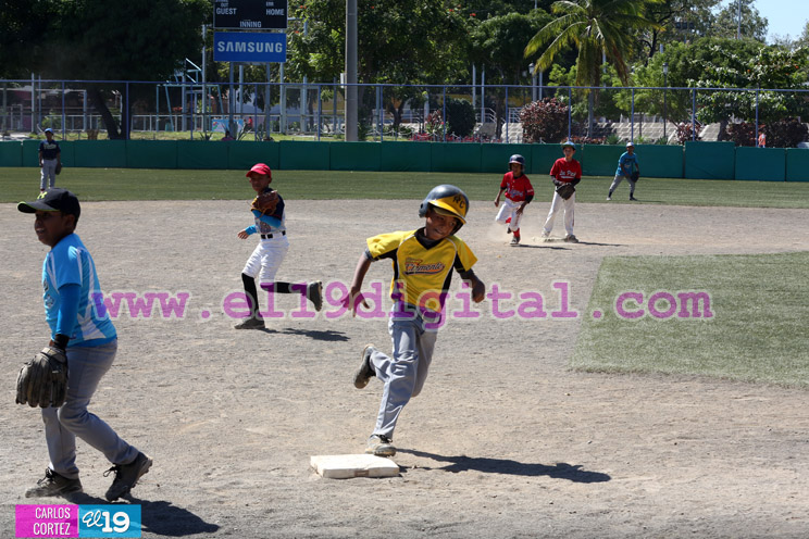 Niños de Managua juegan béisbol para homenajear a Roberto Clemente