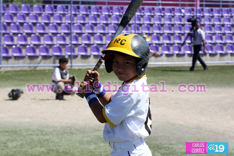 Niños de Managua juegan béisbol para homenajear a Roberto Clemente