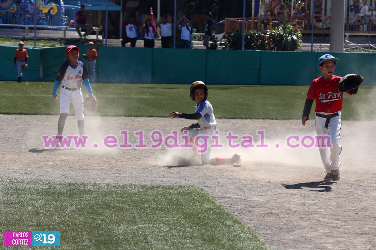 Niños de Managua juegan béisbol para homenajear a Roberto Clemente
