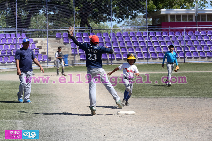 Niños de Managua juegan béisbol para homenajear a Roberto Clemente