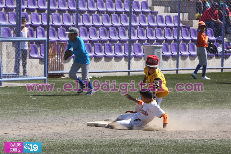 Niños de Managua juegan béisbol para homenajear a Roberto Clemente