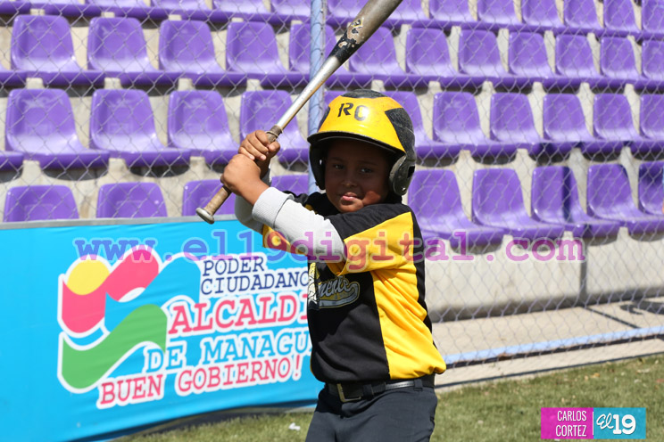 Niños de Managua juegan béisbol para homenajear a Roberto Clemente