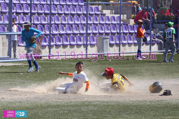 Niños de Managua juegan béisbol para homenajear a Roberto Clemente
