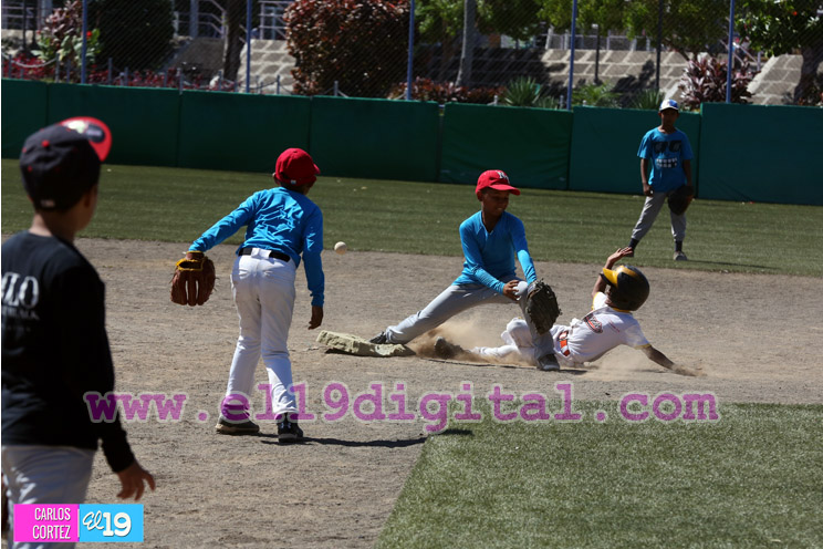 Niños de Managua juegan béisbol para homenajear a Roberto Clemente