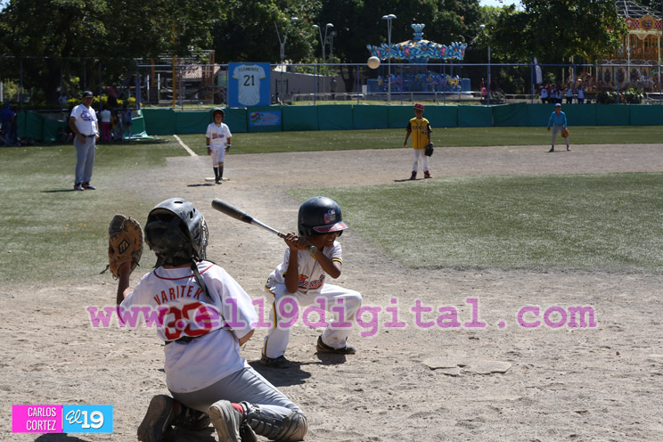Niños de Managua juegan béisbol para homenajear a Roberto Clemente