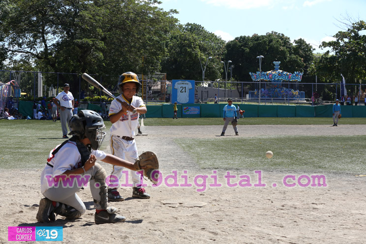 Niños de Managua juegan béisbol para homenajear a Roberto Clemente