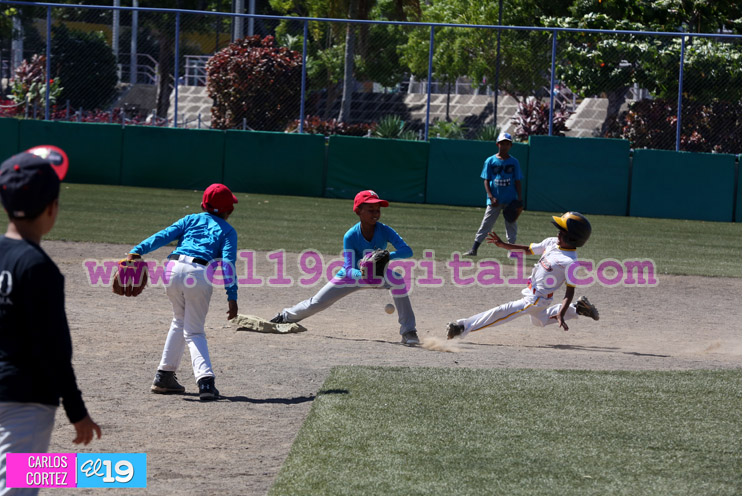 Niños de Managua juegan béisbol para homenajear a Roberto Clemente