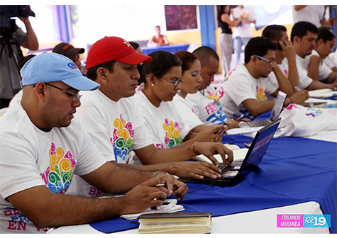 Jóvenes estudiantes en sesión de trabajo para impulsar reforma educativa