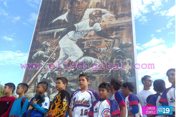 Niños y jóvenes rinden homenaje a Roberto Clemente