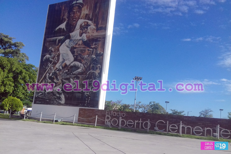 Niños y jóvenes rinden homenaje a Roberto Clemente