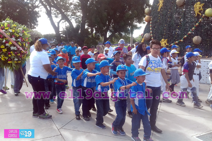 Niños y jóvenes rinden homenaje a Roberto Clemente