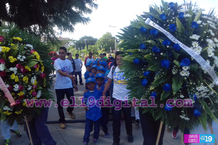 Niños y jóvenes rinden homenaje a Roberto Clemente