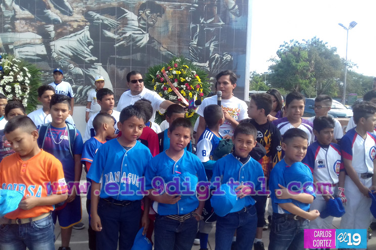 Niños y jóvenes rinden homenaje a Roberto Clemente