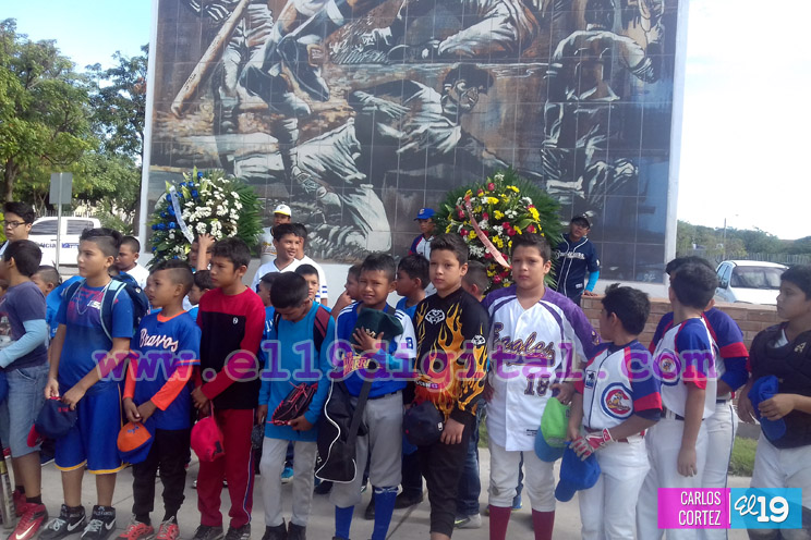 Niños y jóvenes rinden homenaje a Roberto Clemente