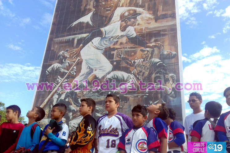 Niños y jóvenes rinden homenaje a Roberto Clemente
