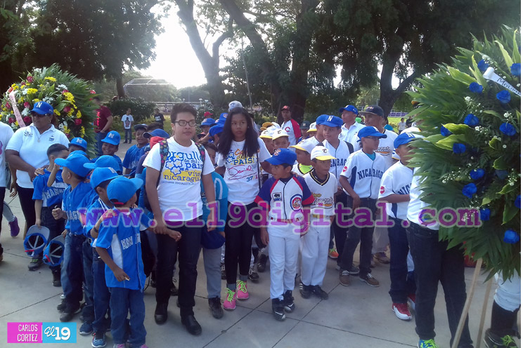 Niños y jóvenes rinden homenaje a Roberto Clemente