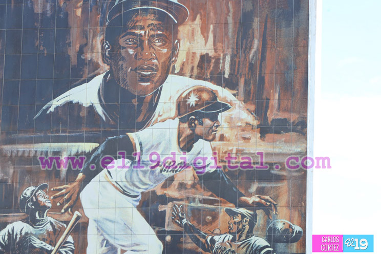 Niños y jóvenes rinden homenaje a Roberto Clemente