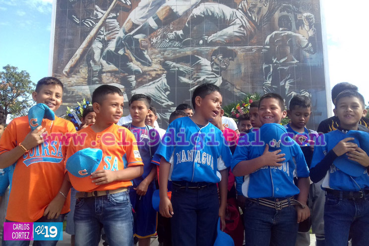 Niños y jóvenes rinden homenaje a Roberto Clemente