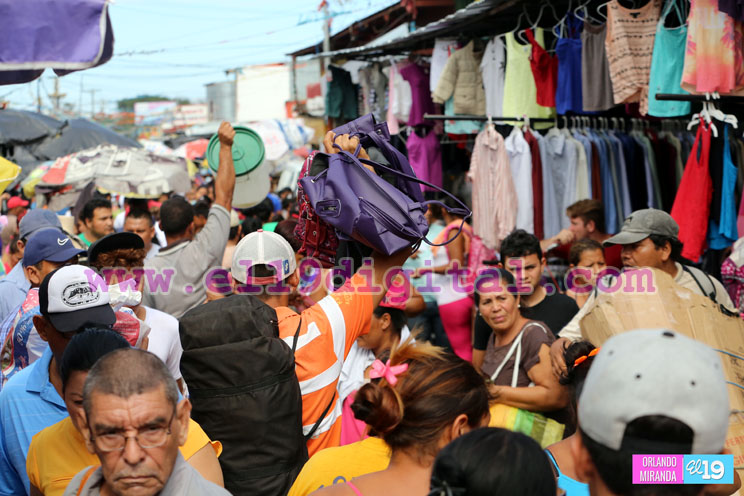 Mercados abarrotados con población haciendo compras de fin de año