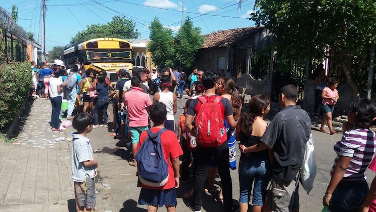 Turistas abarrotan buses para visitar balnearios de Poneloya y Las Peñitas