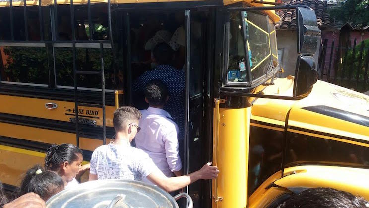 Turistas abarrotan buses para visitar balnearios de Poneloya y Las Peñitas