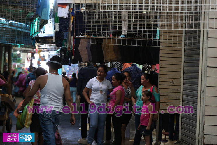 Uniformes escolares se apoderan de mercados capitalinos