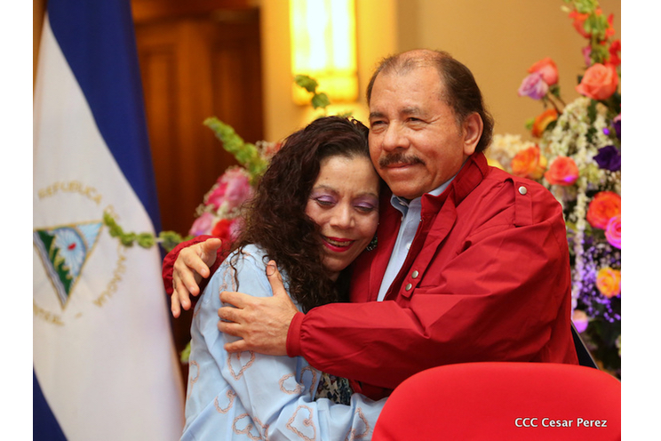 Daniel y Rosario reciben credenciales de Presidente y Vice Presidenta de Nicaragua