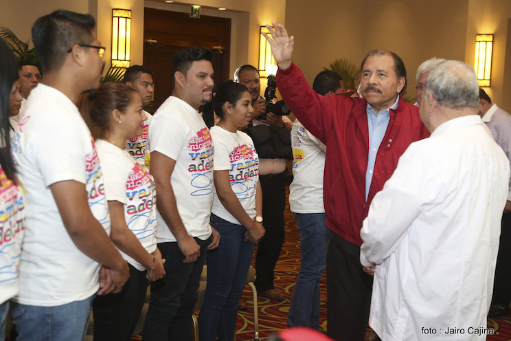 Daniel y Rosario reciben credenciales de Presidente y Vice Presidenta de Nicaragua