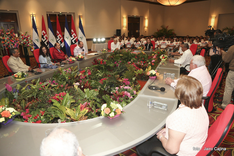 Daniel y Rosario reciben credenciales de Presidente y Vice Presidenta de Nicaragua