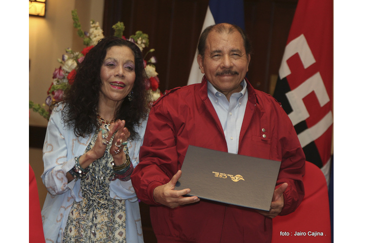 Daniel y Rosario reciben credenciales de Presidente y Vice Presidenta de Nicaragua