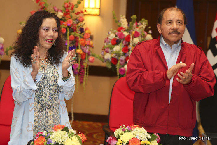 Daniel y Rosario reciben credenciales de Presidente y Vice Presidenta de Nicaragua