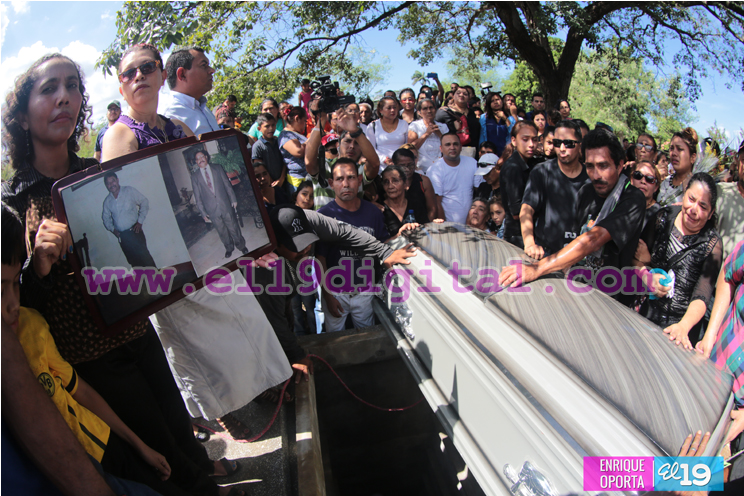 Familiares y amigos despiden a Dennis Torrez