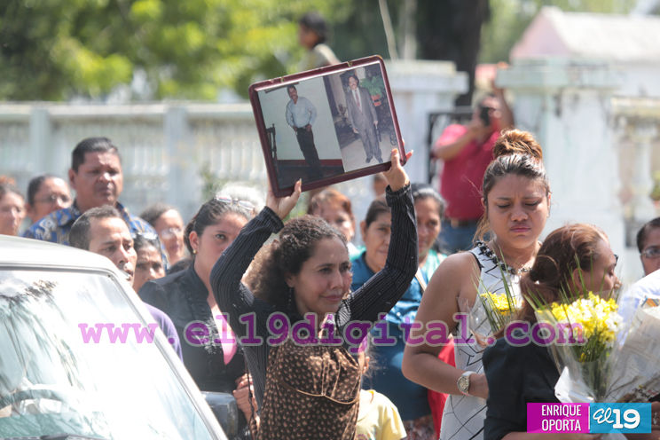 Familiares y amigos despiden a Dennis Torrez