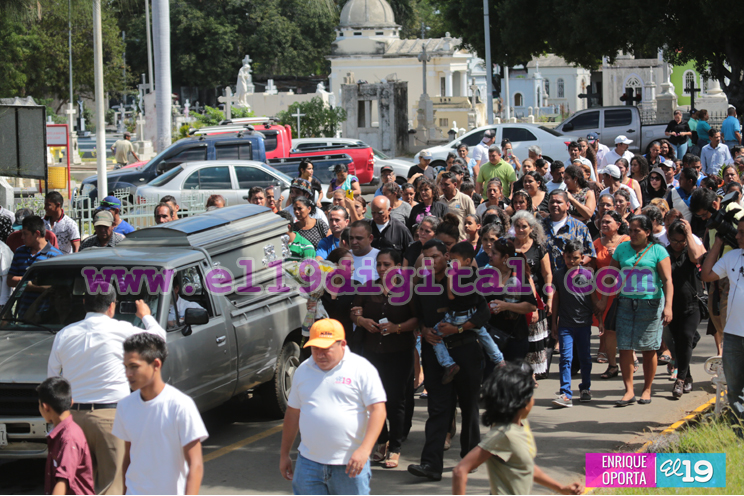Familiares y amigos despiden a Dennis Torrez