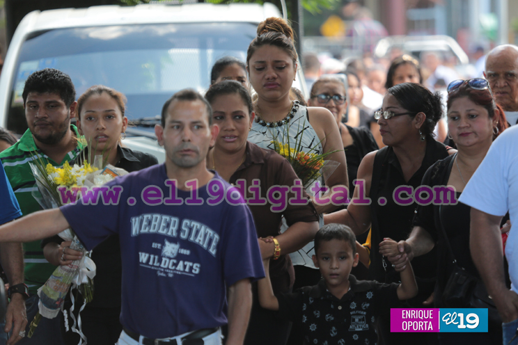 Familiares y amigos despiden a Dennis Torrez
