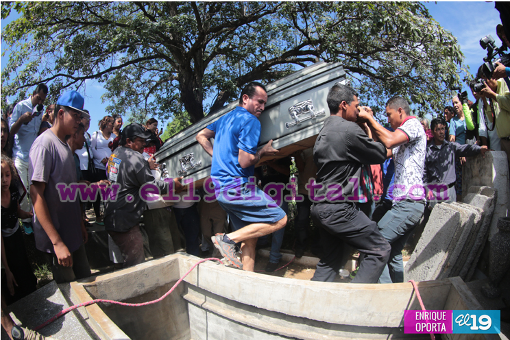 Familiares y amigos despiden a Dennis Torrez
