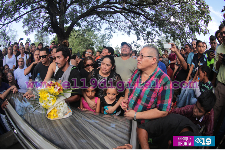 Familiares y amigos despiden a Dennis Torrez