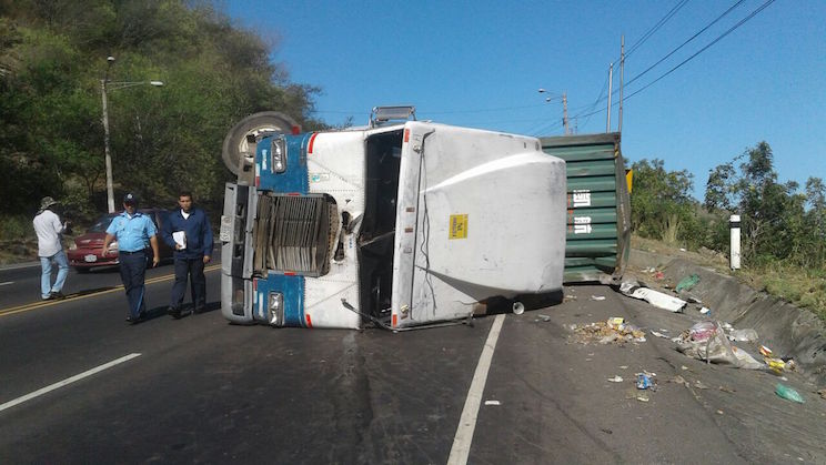 Furgón queda volcado en Cuesta El Plomo