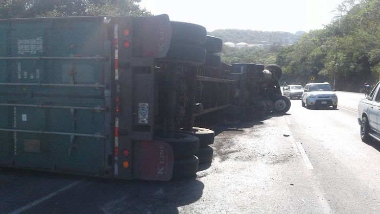 Furgón queda volcado en Cuesta El Plomo
